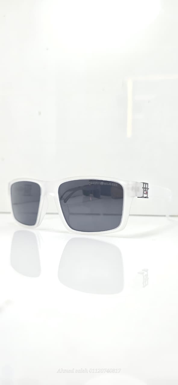 Tommy Hilfiger Polarized UV Sunglasses – Classic Style, Modern Protection.
