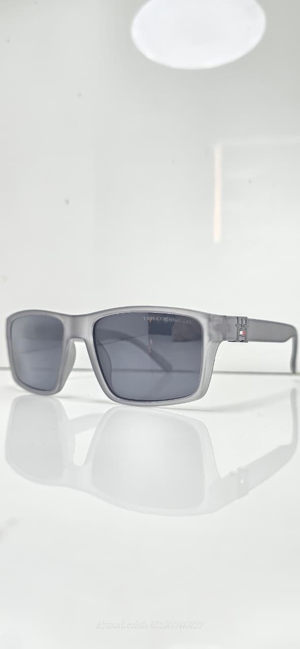 Tommy Hilfiger Polarized UV Sunglasses – Classic Style, Modern Protection.