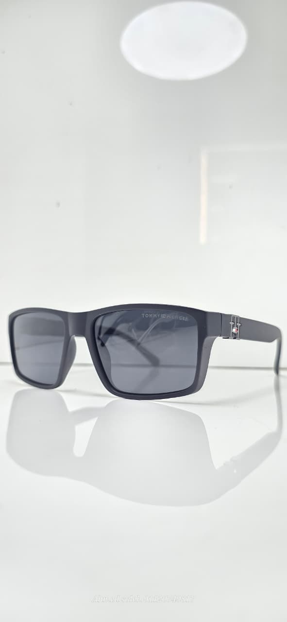 Tommy Hilfiger Polarized UV Sunglasses – Classic Style, Modern Protection.