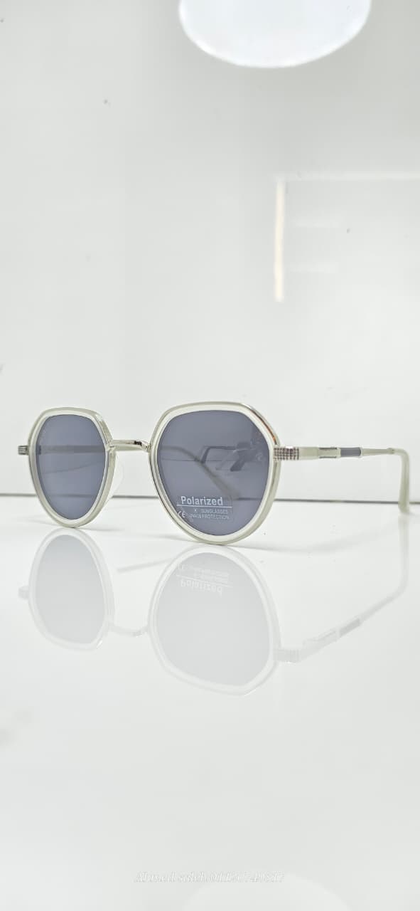 POLARIZED RAY-BAN Oversized Geometric Metal Frame.