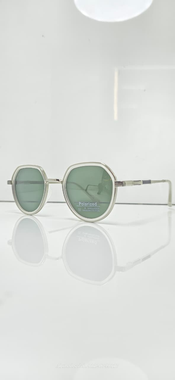 POLARIZED RAY-BAN Oversized Geometric Metal Frame.
