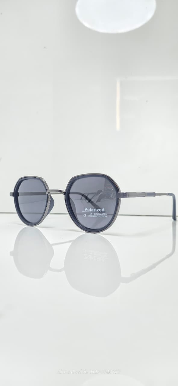 POLARIZED RAY-BAN Oversized Geometric Metal Frame.